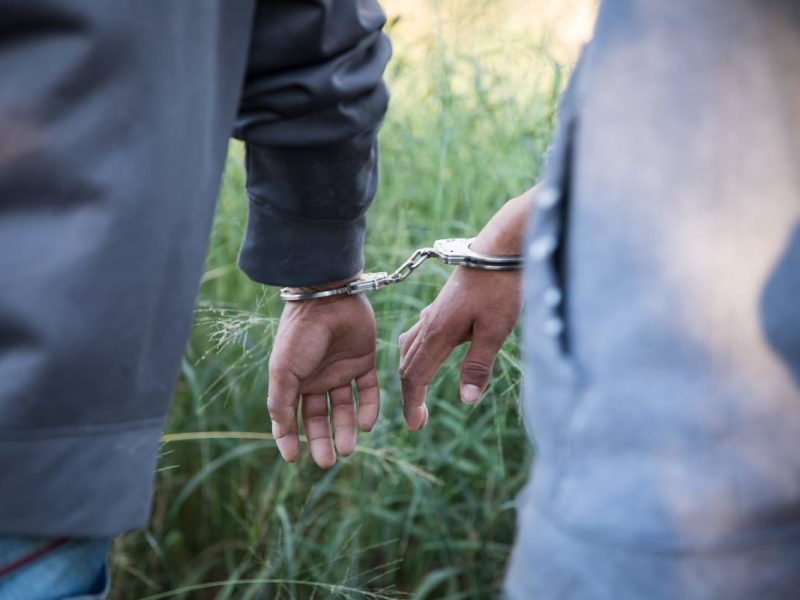 CBP continúa haciendo detenciones de personas migrantes en la frontera de Estados Unidos con México mientras el Título 42 está vigente.