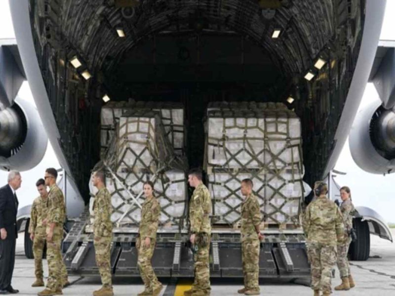 Un cargamento de fórmula láctea para bebés llegó a Estados Unidos para hacerle frente a la escasez.