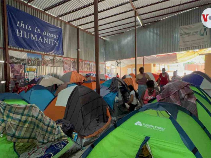 Luego de la extensión del Título 42, los migrantes esperan cruzar a Estados Unidos y los albergues en la frontera están casi llenos.