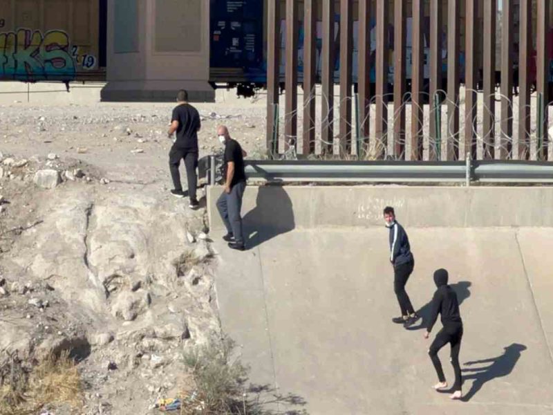 Pese a que el Tïtulo 42 sigue vigente, los coyotes les siguen cobrando a los migrantes para cruzarlos a Estados Unidos.