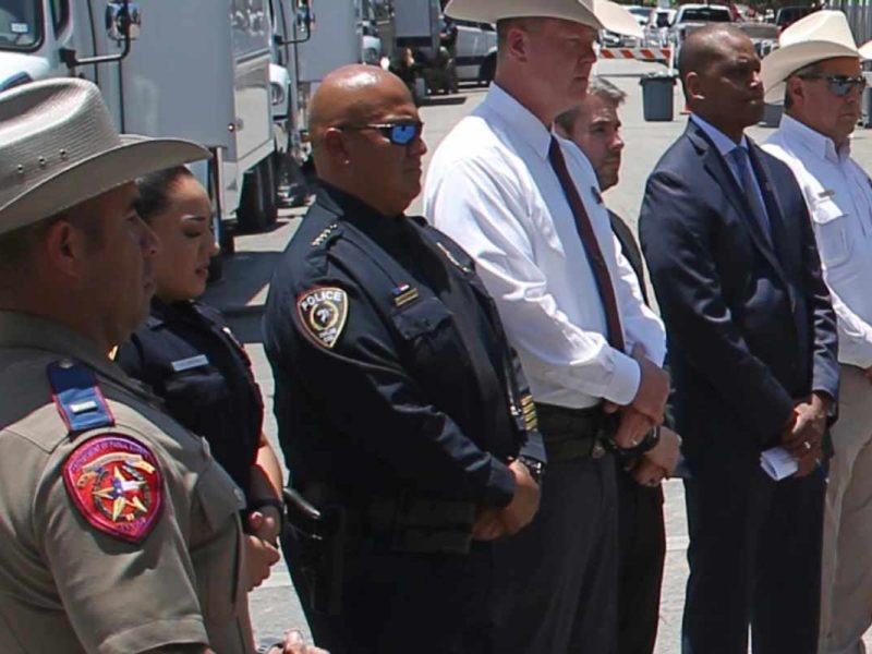 El jefe de la policía escolar de Uvalde, Texas, Pete Arredondo (tercero desde la izquierda), durante una conferencia de prensa afuera de la escuela primaria Robb, donde ocurrió el tiroteo en Uvalde, Texas.
