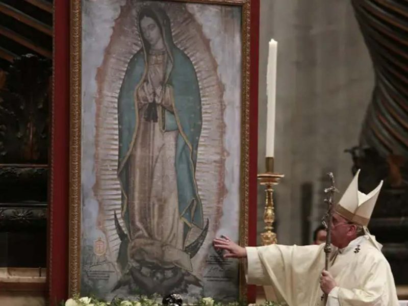 Papa Francisco reza ante a la Virgen.