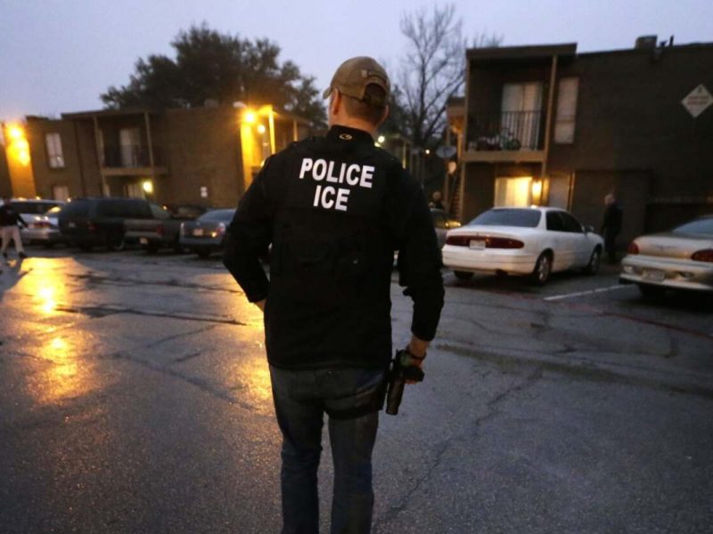 Las medidas de Biden marcaban como no prioritarios a trabajadores agrícolas y personas mayores de 60 años