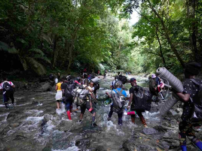 Migrantes atraviesan la peligrosa selva del Darién, Colombia.