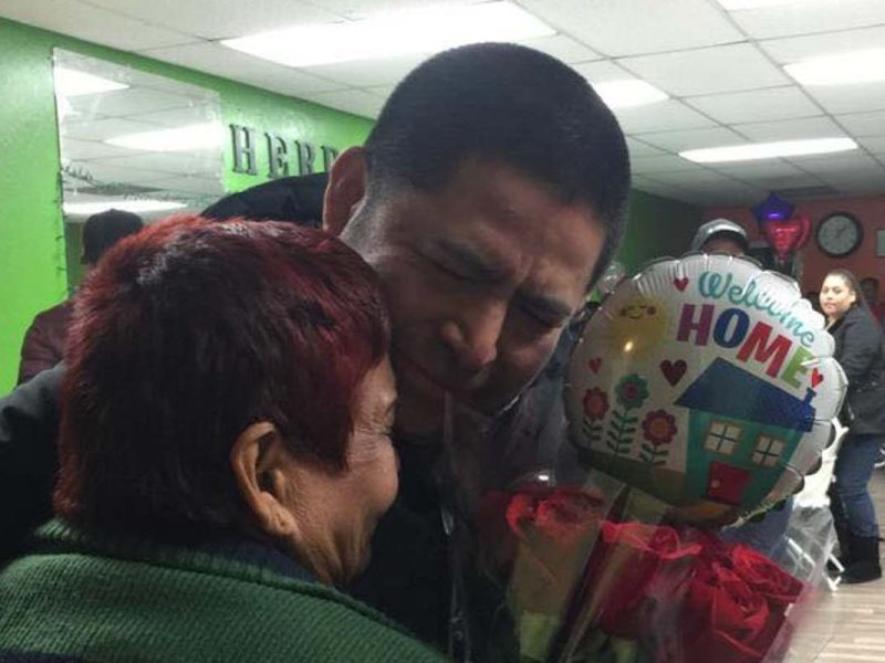 Visita tu consulado más cercano y habla con el el cónsul de comunidades para que sepas que pasos debes seguir para crear un programa de reunificación familiar