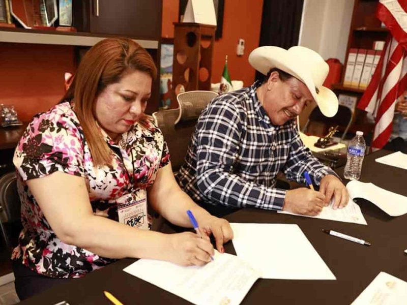 En la foto, Lorena Cortes, presidenta del club migrante Morelenses en Texas Tepalcingo Unido, durante la firma del acuerdo con el municipio de Axochiapan