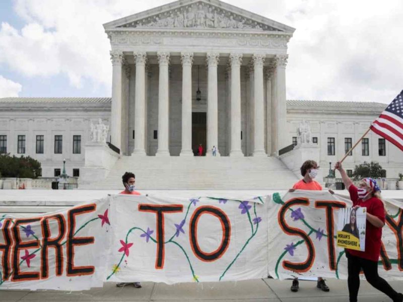 Beneficiarios del programa DACA celebran frente a la Corte Suprema de EEUU, en Washington DC, después de que dictaminara que la decisión del expresidente Donald Trump de rescindir el programa DACA en 2017 era ilegal.
