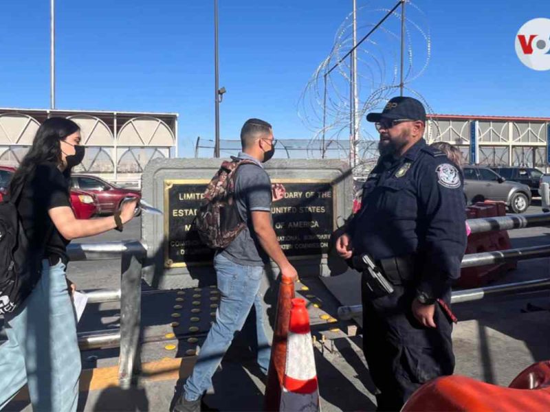 Agentes del Departamento de Seguridad Nacional revisan la documentación de las personas que diariamente cruzan de Ciudad Juárez, México, hacia El Paso, Texas.
