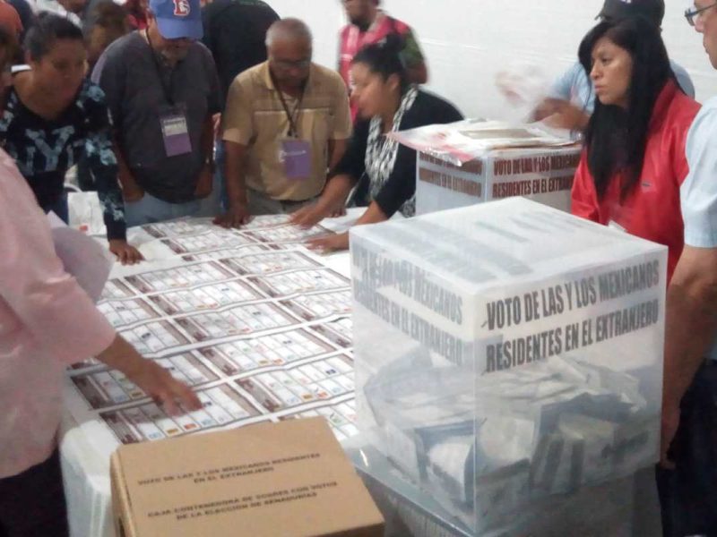 La primera vez que los migrantes pudieron votar en unas elecciones fue en 2018, sin embargo, sólo se ha permitido la modalidad postal y por internet, jamás de forma presencial.