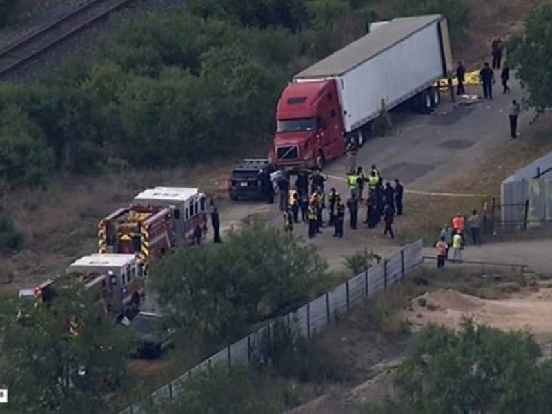 Las autoridades de Texas aumentaron a 53 el número de migrantes muertos dentro de un tráiler en San Antonio, Texas