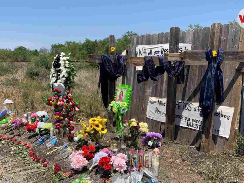 Flores, cruces y mensajes fueron puestos en el lugar donde estaba el trailer que transportaba, de forma ilegal, a decenas de migrantes, a las afueras de San Antonio, el 29 de junio de 2022.