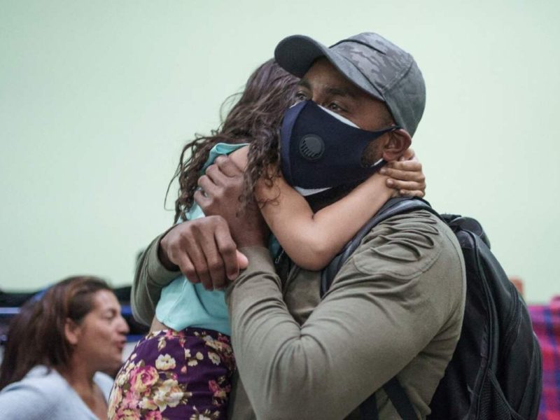 Mikel Aties, se despide de los migrantes en el Albergue Para Migrantes El Buen Samaritano antes de partir a EE.UU. después de esperar durante dos años en Ciudad Juárez, México