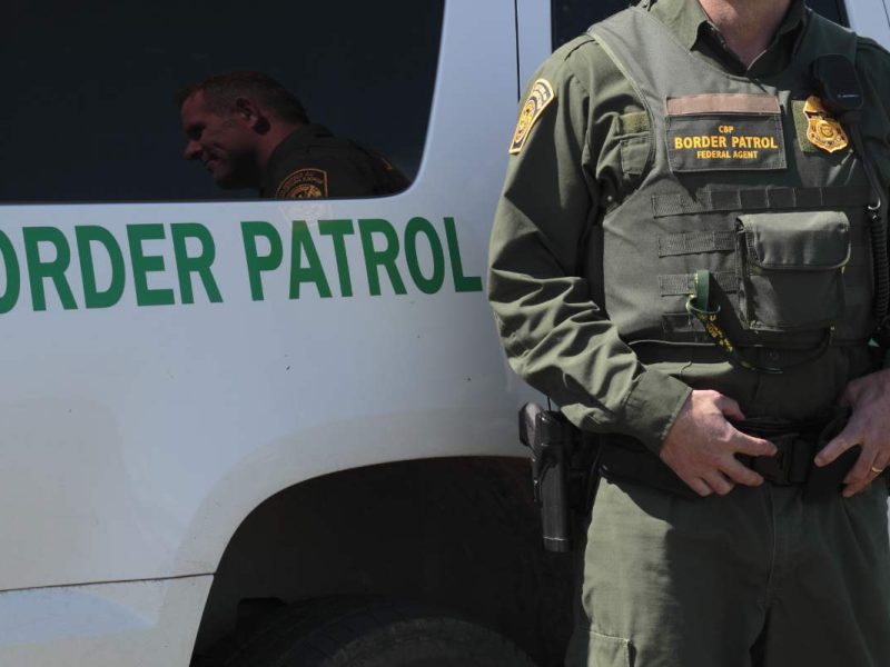 Algunos agentes fronterizos cobran dólares por cruzar a migrantes mexicanos a Estados Unidos.