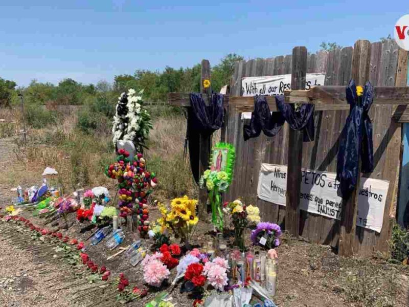 Flores, cruces y mensajes en el lugar donde estaba el trailer que transportaba a los migrantes fallecidos en San Antonio, Texas. Te compartimos la lista de los nombres de los mexicanos muertos.