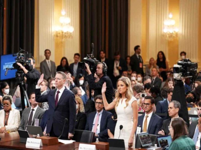 Matthew Pottinger, a la izquierda, y Sarah Matthews prestan juramento para testificar ante el Comité que investiga el ataque del 6 de enero al Capitolio, en Capitol Hill, en Estados Unidos, el jueves 21 de julio de 2022.