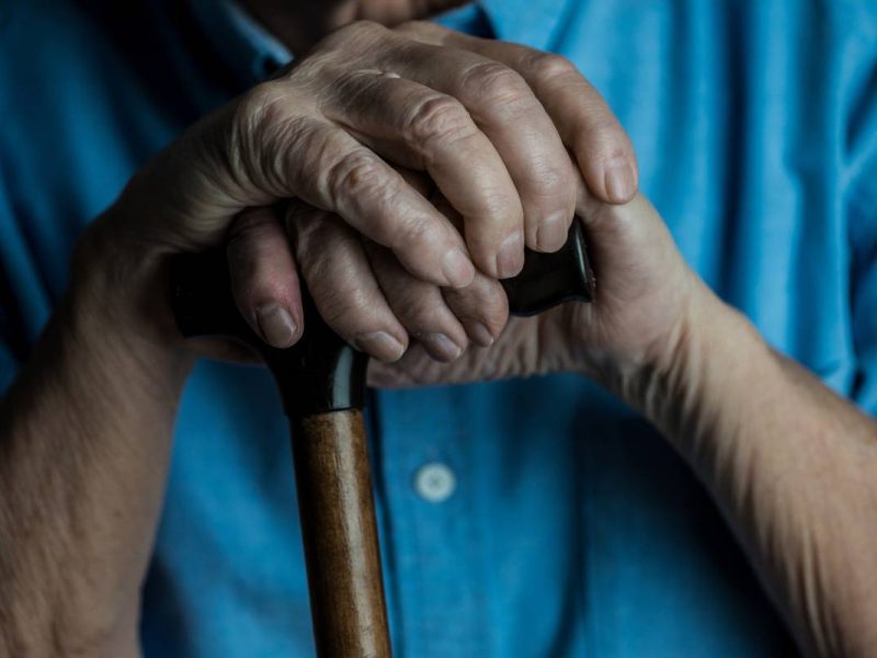 Hay un programa de trabajo para cuidadores de adultos mayores en Canadá.