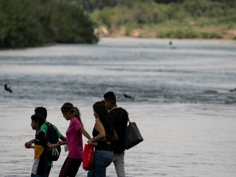 El gobierno estadounidense entregará una nueva tarjeta de identificación para migrantes.