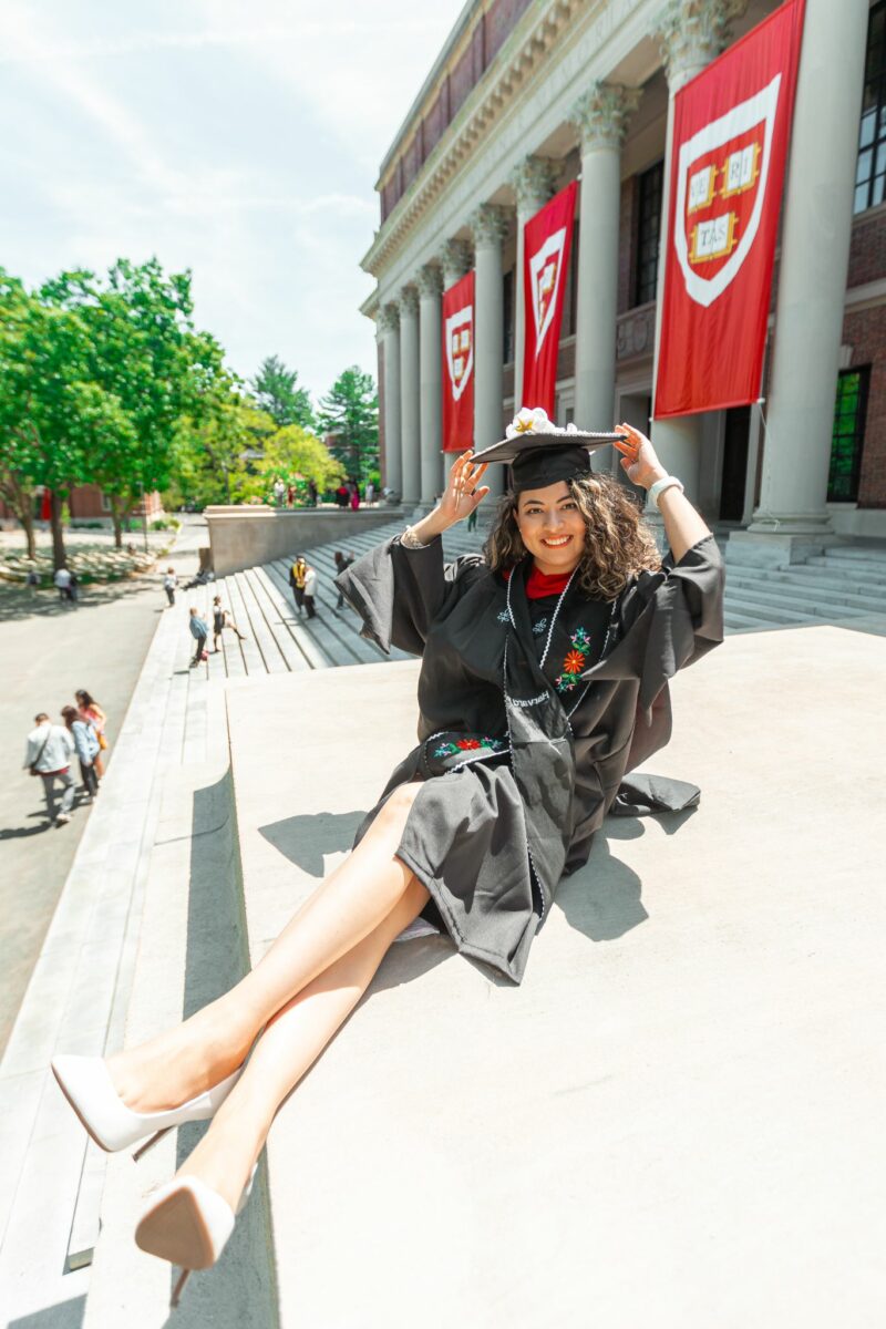Nataly sentada en la escalinata de Harvard. | Foto: Cortesía de Nataly Morales.