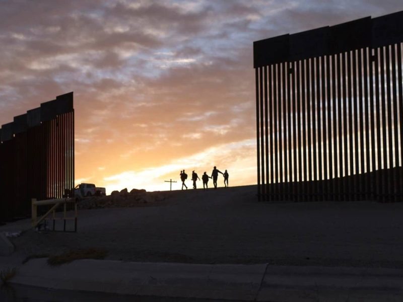 Para evitar el paso de más migrantes, cerrarán los huecos en el muro fronterizo a la altura de Arizona, en Estados Unidos.