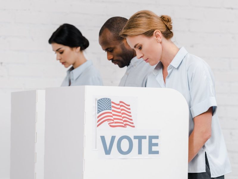 Aunque cumplas los requisitos, hay situaciones que pueden quitarte tu derecho al voto en Estados Unidos.
