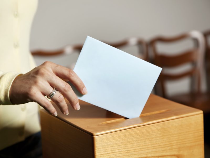 Demanda en contra de licencia de conducir para migrantes.