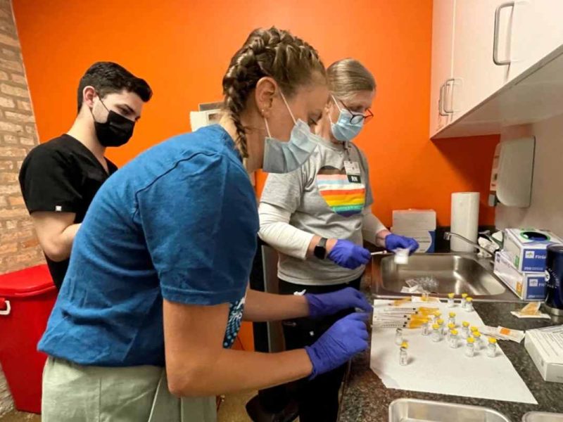 Personal médico prepara vacunas contra la viruela del mono en una clínica de Chicago, EEUU