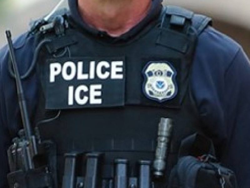 Para determinar si un migrante será liberado por ICE o no se consideran sus antecedentes, motivos médicos, familiares, entre otros