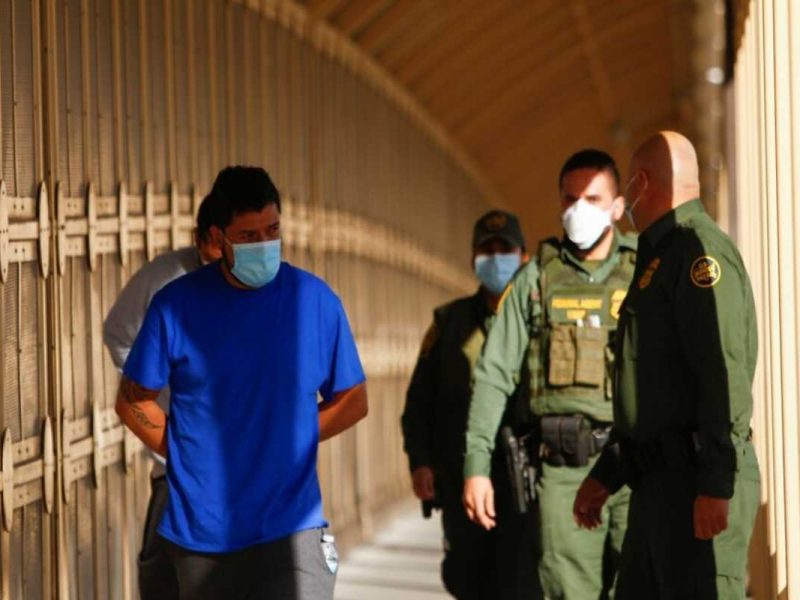 Migrantes bajo el programa de Quédate en México eran escoltados por agentes de la Patrulla Fronteriza de Estados Unidos a través del Puente Fronterizo Internacional Lerdo Stanton para ser devueltos a México antes de la suspensión de la política migratoria.