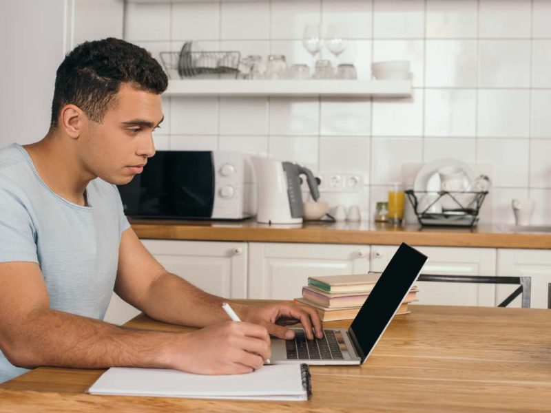 Checa cómo denunciar abusos de la migra en California | Foto: imagen de depositphotos