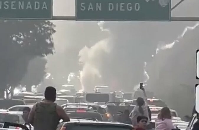 Esto es lo que se sabe de los bloqueos e incendios en Tijuana y otras ciudades fronterizas