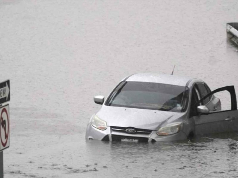 Al menos una persona ha fallecido y más de 100 casas resultaron dañadas en área de Dallas tras las intensas lluvias en el estado. Foto: Voz de América/AP