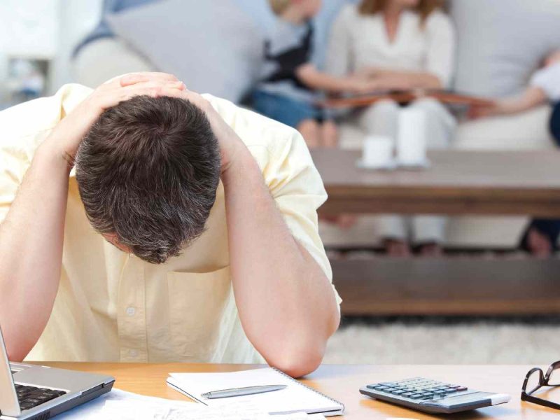 Básicamente las estrategias es decidir entre priorizar las deudas grandes o las más chicas. Para esto es importante conocer tu estado financiero. Foto