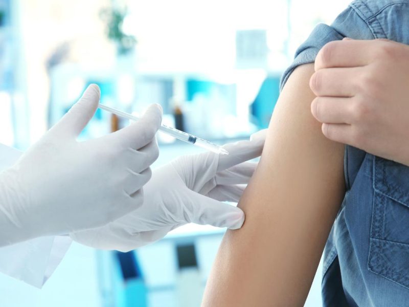 ¿Cómo vacunarme en EU si soy migrante?