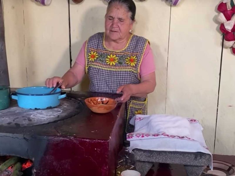 Doña Ángela es la mexicana que se hizo popular por su canal "De mi rancho a tu cocina" en YouTube.