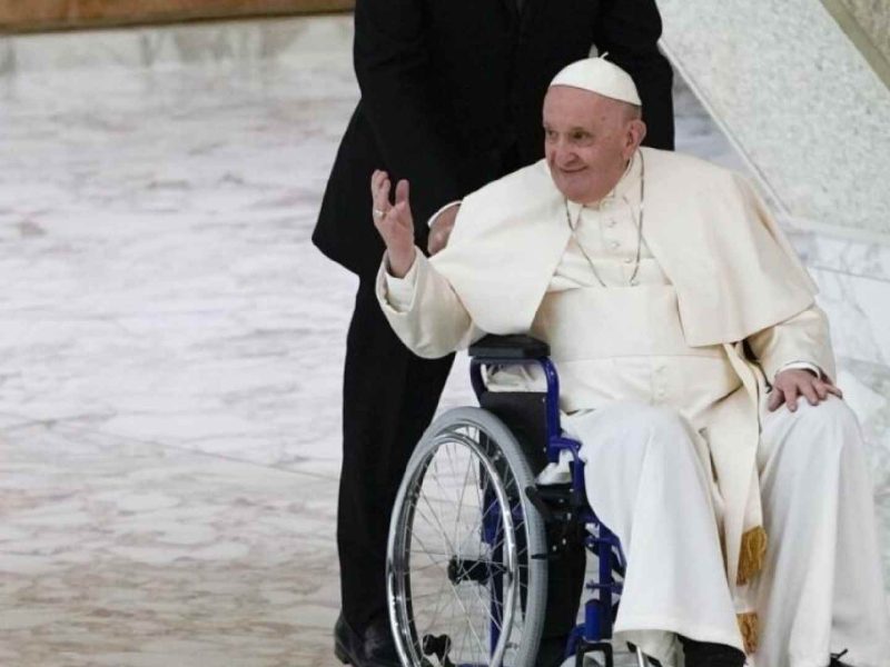 Durante el reinado de Isabel II hubo 7 Papas en el Vaticano; Desde Pío XII (1939 - 1958) hasta el actual Francisco (2013 - x). 