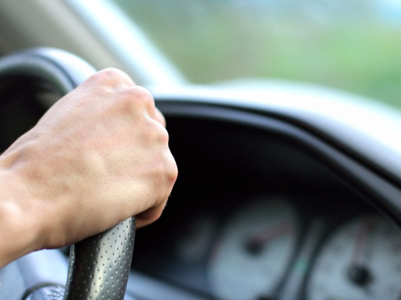 Buscan revocar licencias de conducir para migrantes