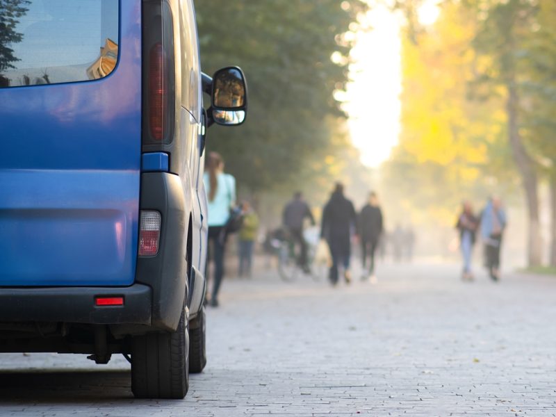 LLegan migrantes a la casa de Kamala Harris
