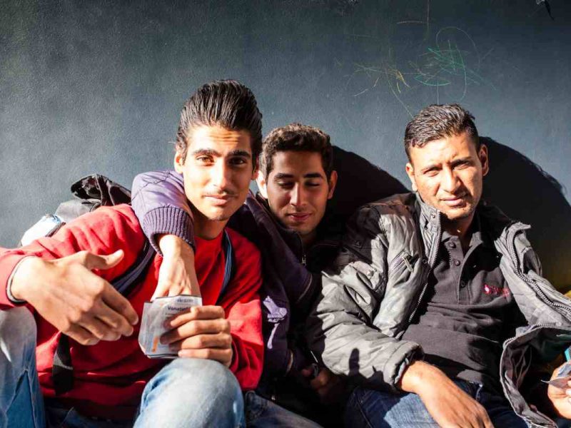 Migrantes presentan demanda contra el gobernador de Florida por enviarlos con falsas promesas a Massachusetts.