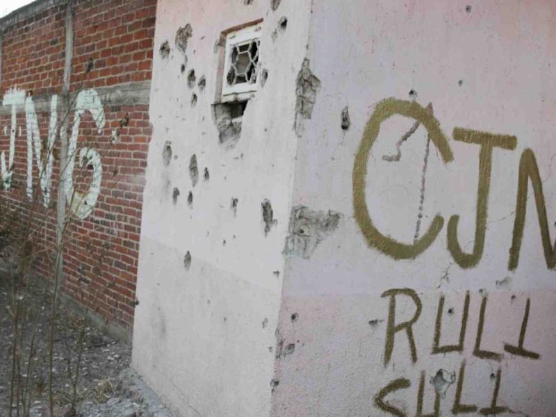 El documento a nombre del gobernador Greg Abbott hace responsable a los carteles mexicanos del tráfico de personas y de los abusos a los que son sometidos.