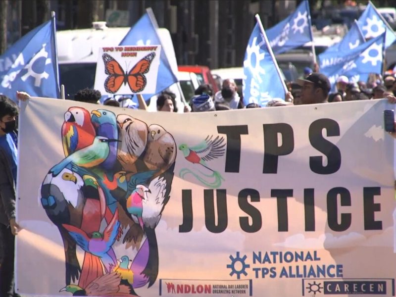 Trabajadores TPS protestan para no perder permisos