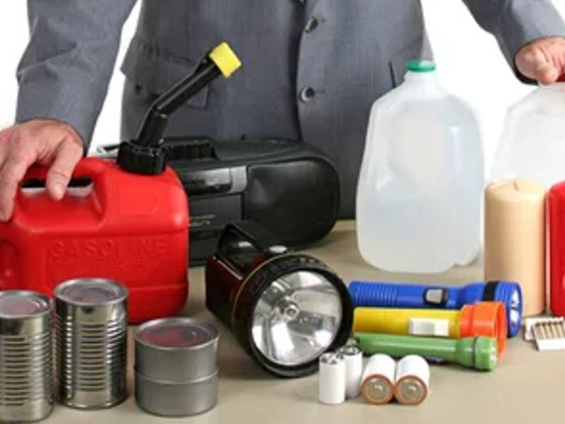 Algunos de los suministros necesarios ante la llegada del huracán "Ian" en Florida.