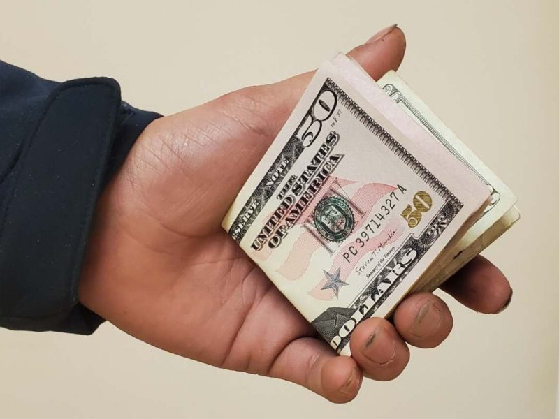 EU baja impuesto a remesas a 1% después de haber propuesto un 3.5% | Foto: Voz de América