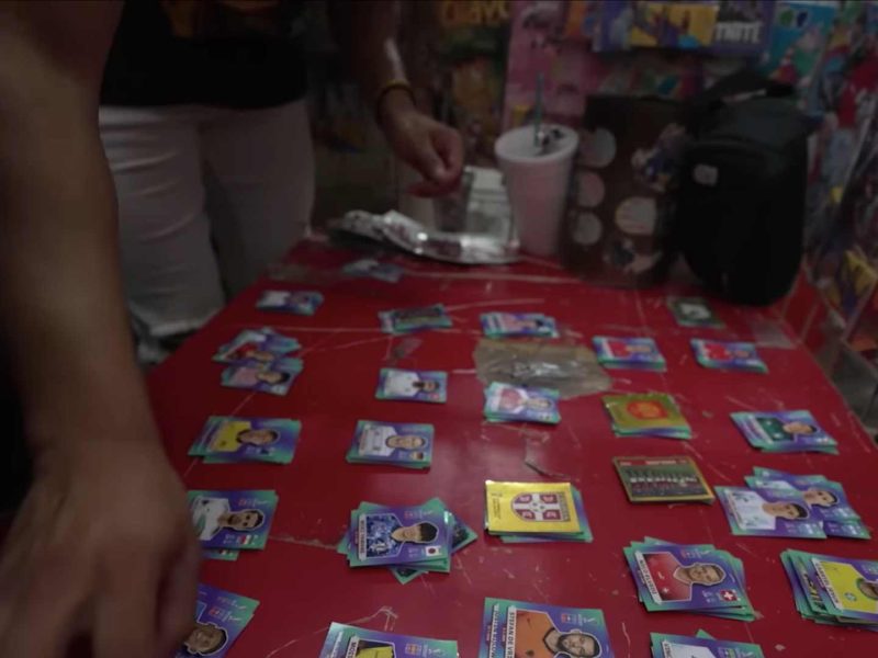 Diversas fuentes aseguran que, sin intercambiar estampas, deberías gastar alrededor de 10 mil pesos, cerca de 500 dólares, para llenar el álbum.