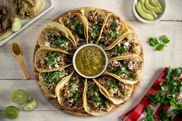 ¡Festeja el Día Nacional del Taco con unos buenos tacos al pastor!