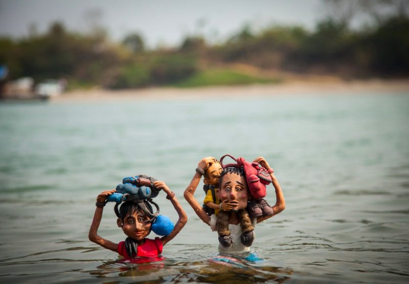 Artista latino recrea la travesía del paso por El Darien en plastilina.