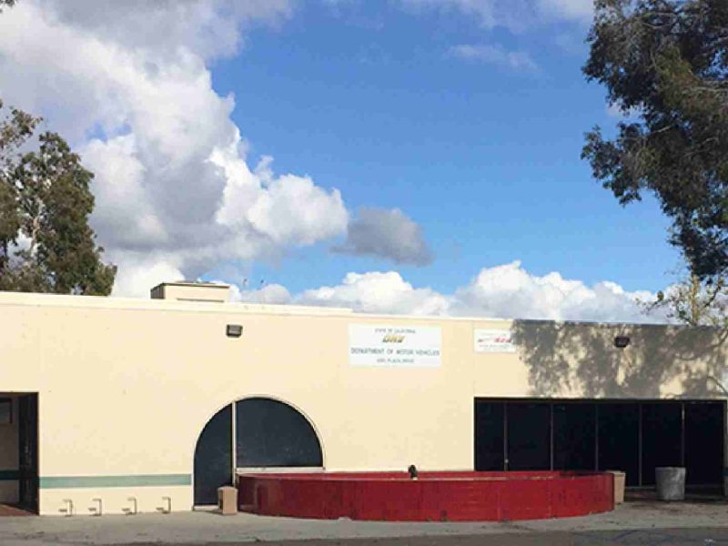 Si no puedes asistir a una de las oficinas de la DMV también puedes realizar tus trámites en línea.