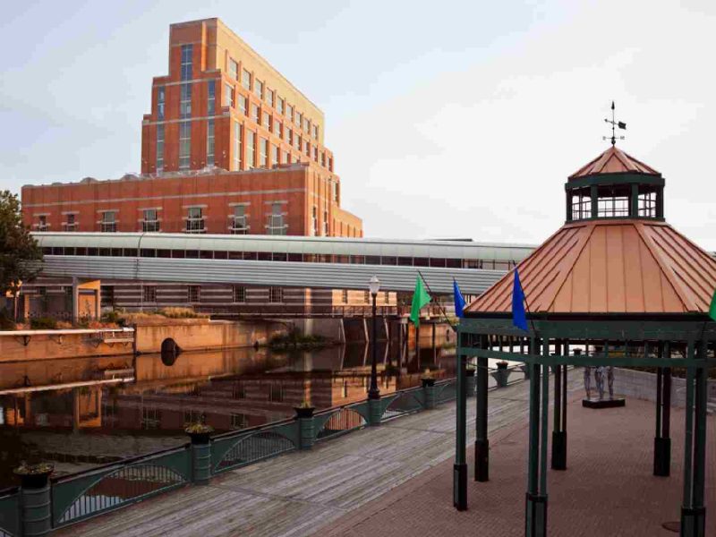 El costo de vida ronda en los 1,485 dólares mensuales en la capital de Michigan.