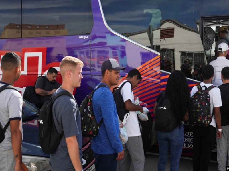 Texas envía migrantes en autobuses a Nueva York y Washington DC.