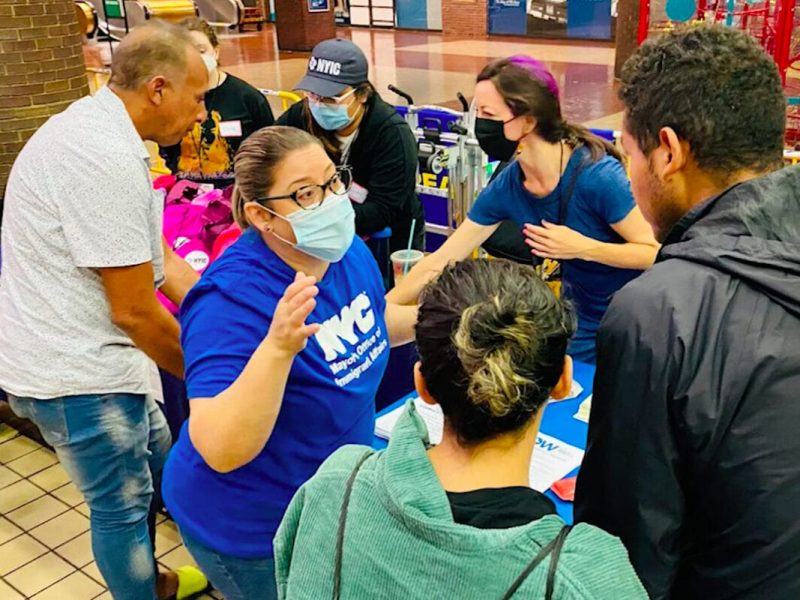 Voluntarios ayudan a migrantes en Nueva York.