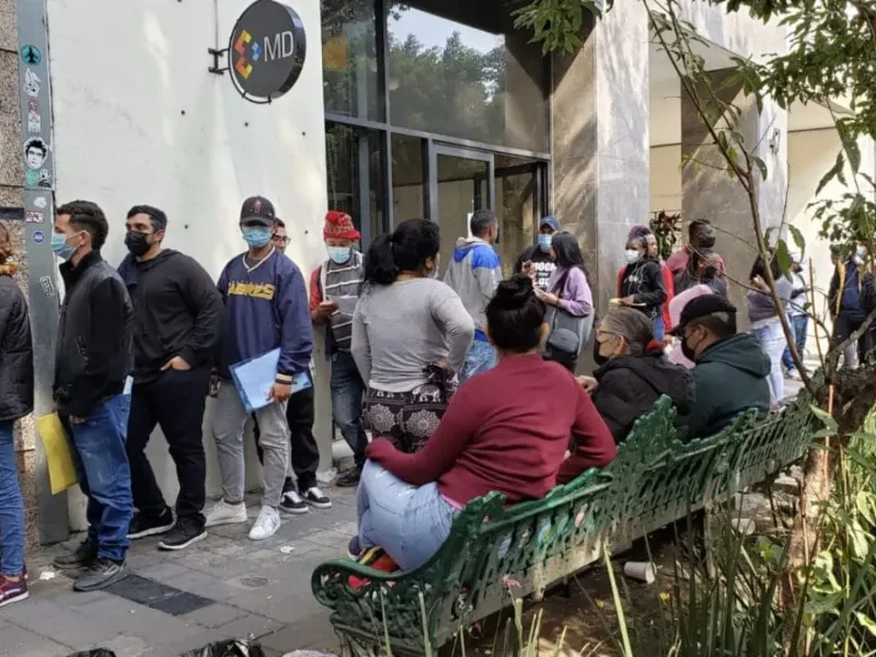 Desde el 1 de junio los trámites que se hacen en la COMAR se tendrán que hacer en los módulos que están en el albergue de Tláhuac. En la foto, migrantes formados en la COMAR.
